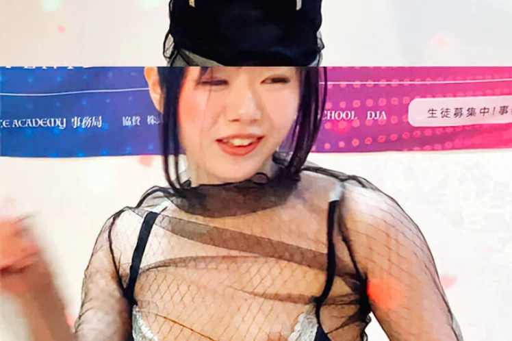 【胸ちら】ダンス教室のLIVEで衣装が段々ズレておっぱいポロりしながら踊る