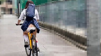 【ハプニング大賞】鞄に引っ掛かり、尻もパンツも丸見えに【自転車パンチラ】